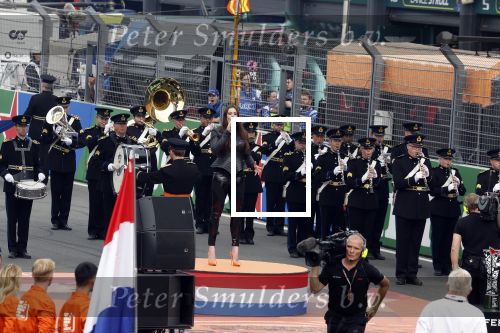 Zandvoort 4 september 2022
Floor Jansen zingt het nederlandse volkslied voorafgaand aan den Nederlands F1 Grand Prix . Ook haar man Hannes v Dahl en hun dochtertje waren erbij.