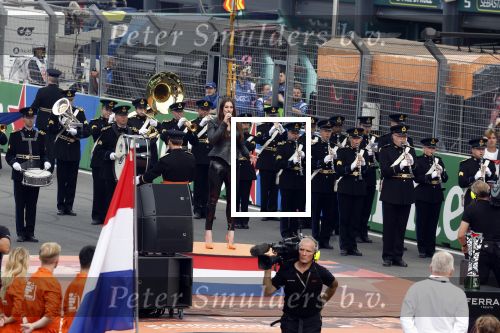 Zandvoort 4 september 2022
Floor Jansen zingt het nederlandse volkslied voorafgaand aan den Nederlands F1 Grand Prix . Ook haar man Hannes v Dahl en hun dochtertje waren erbij.