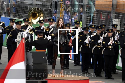 Zandvoort 4 september 2022
Floor Jansen zingt het nederlandse volkslied voorafgaand aan den Nederlands F1 Grand Prix . Ook haar man Hannes v Dahl en hun dochtertje waren erbij.