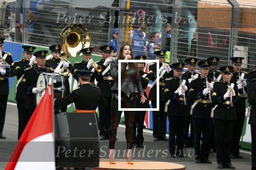 Zandvoort 4 september 2022
Floor Jansen zingt het nederlandse volkslied voorafgaand aan den Nederlands F1 Grand Prix . Ook haar man Hannes v Dahl en hun dochtertje waren erbij.