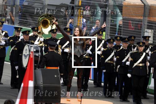 Zandvoort 4 september 2022
Floor Jansen zingt het nederlandse volkslied voorafgaand aan den Nederlands F1 Grand Prix . Ook haar man Hannes v Dahl en hun dochtertje waren erbij.