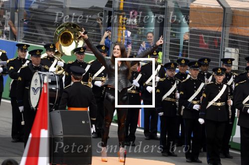 Zandvoort 4 september 2022
Floor Jansen zingt het nederlandse volkslied voorafgaand aan den Nederlands F1 Grand Prix . Ook haar man Hannes v Dahl en hun dochtertje waren erbij.