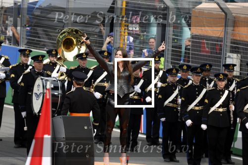 Zandvoort 4 september 2022
Floor Jansen zingt het nederlandse volkslied voorafgaand aan den Nederlands F1 Grand Prix . Ook haar man Hannes v Dahl en hun dochtertje waren erbij.