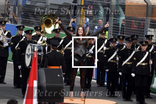 Zandvoort 4 september 2022
Floor Jansen zingt het nederlandse volkslied voorafgaand aan den Nederlands F1 Grand Prix . Ook haar man Hannes v Dahl en hun dochtertje waren erbij.