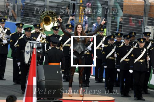 Zandvoort 4 september 2022
Floor Jansen zingt het nederlandse volkslied voorafgaand aan den Nederlands F1 Grand Prix . Ook haar man Hannes v Dahl en hun dochtertje waren erbij.