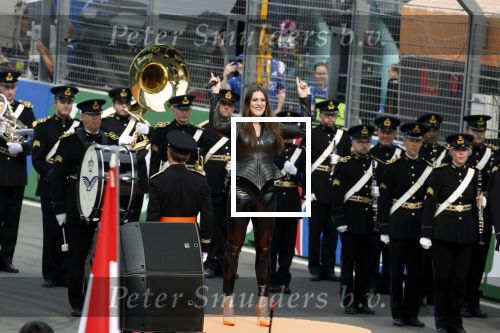 Zandvoort 4 september 2022
Floor Jansen zingt het nederlandse volkslied voorafgaand aan den Nederlands F1 Grand Prix . Ook haar man Hannes v Dahl en hun dochtertje waren erbij.
