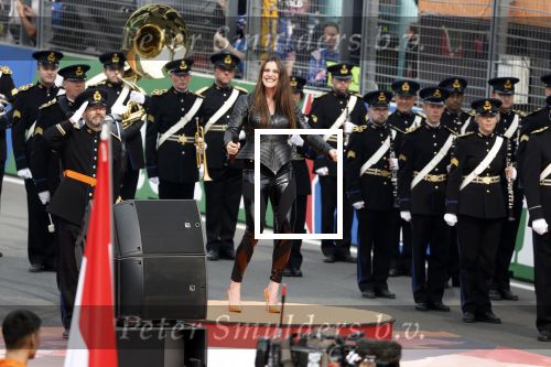 Zandvoort 4 september 2022
Floor Jansen zingt het nederlandse volkslied voorafgaand aan den Nederlands F1 Grand Prix . Ook haar man Hannes v Dahl en hun dochtertje waren erbij.