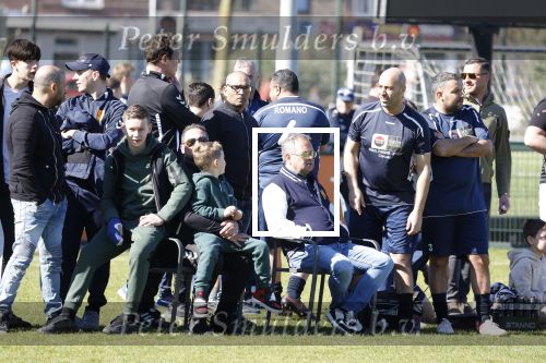 Utrecht 27 maart 2022
Bij voetbalclub DHSC in Utrecht wordt een dag georganiseerd waar geld opgehaald wordt voor Ukraine. Wesley Sneijder Mart Hoogkamer Evgeniy Levchenko Djarno Hofland Juvat Westendorp Koen Weijland Noa Zeeuw Glenn Helder ea spelen oa mee
Gert Kruys.