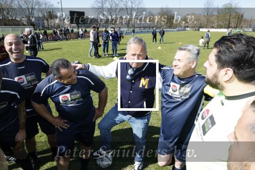 Utrecht 27 maart 2022
Bij voetbalclub DHSC in Utrecht wordt een dag georganiseerd waar geld opgehaald wordt voor Ukraine. Wesley Sneijder Mart Hoogkamer Evgeniy Levchenko Djarno Hofland Juvat Westendorp Koen Weijland Noa Zeeuw Glenn Helder ea spelen oa mee
Gert Kruys.