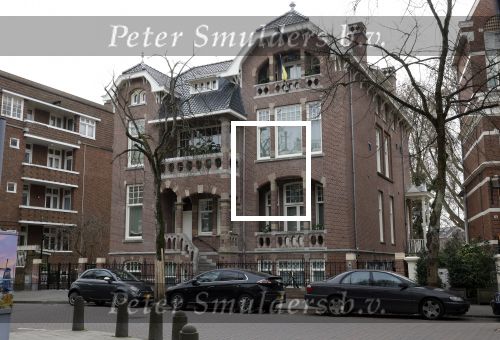 Amsterdam 16 maart 2022
Bij het huis van Gigi ravelli en haar man Roger Hoedenius hangt een Ukrainse vlag