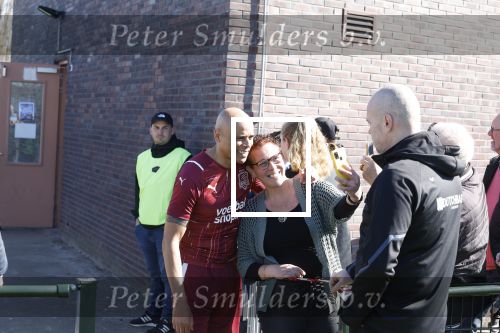 Utrecht 27 maart 2022
Bij voetbalclub DHSC in Utrecht wordt een dag georganiseerd waar geld opgehaald wordt voor Ukraine. Wesley Sneijder Mart Hoogkamer Evgeniy Levchenko Djarno Hofland Juvat Westendorp Koen Weijland Noa Zeeuw Glenn Helder ea spelen oa mee.