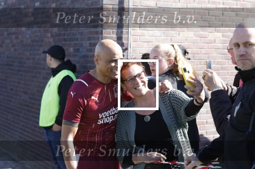 Utrecht 27 maart 2022
Bij voetbalclub DHSC in Utrecht wordt een dag georganiseerd waar geld opgehaald wordt voor Ukraine. Wesley Sneijder Mart Hoogkamer Evgeniy Levchenko Djarno Hofland Juvat Westendorp Koen Weijland Noa Zeeuw Glenn Helder ea spelen oa mee.