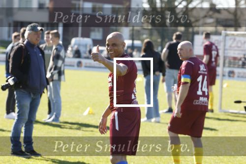 Utrecht 27 maart 2022
Bij voetbalclub DHSC in Utrecht wordt een dag georganiseerd waar geld opgehaald wordt voor Ukraine. Wesley Sneijder Mart Hoogkamer Evgeniy Levchenko Djarno Hofland Juvat Westendorp Koen Weijland Noa Zeeuw Glenn Helder ea spelen oa mee.
