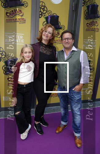 Amsterdam 11 september 2022
Premiere Charlie\'s chocolade fabriek in het nieuwe deLamar . Hilke Bierman en Thijs v Aken met hun dochter