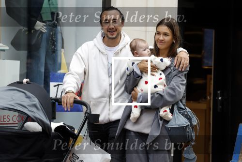 Amsterdam 10 september 2022
Joseph Klubansky met zijn vriendin en baby op de pc hooftstraat