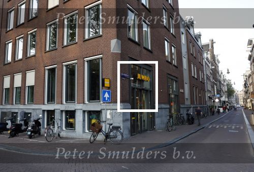 Amsterdam 23 augustus 2022
De huis genoten / vriendinnen van prinses Amalia gaan boodschappen doen bij de jumbo om de hoek van hun huis aan de grachtn van Amsterdam.