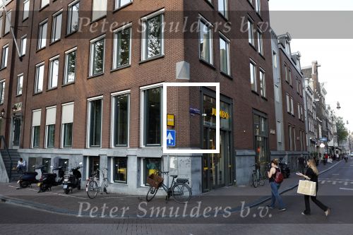 Amsterdam 23 augustus 2022
De huis genoten / vriendinnen van prinses Amalia gaan boodschappen doen bij de jumbo om de hoek van hun huis aan de grachtn van Amsterdam.