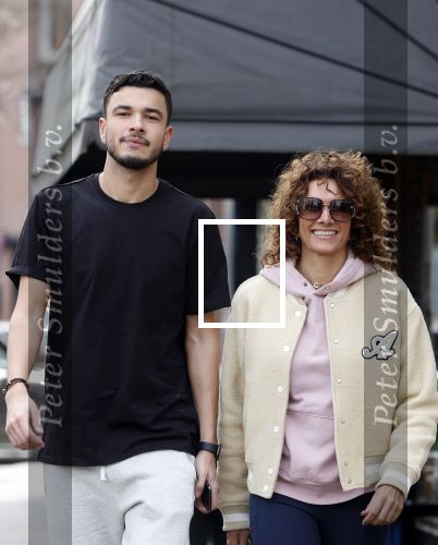 Amsterdam 16 maart 2022
Karin de Rooij met haar zoon Nigel op de cornelis schuytstraat