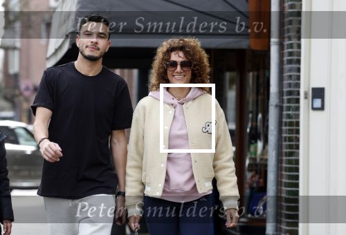 Amsterdam 16 maart 2022
Karin de Rooij met haar zoon Nigel op de cornelis schuytstraat