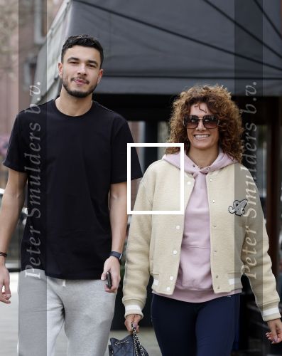 Amsterdam 16 maart 2022
Karin de Rooij met haar zoon Nigel op de cornelis schuytstraat