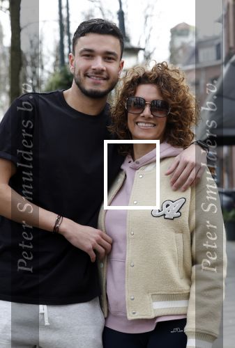 Amsterdam 16 maart 2022
Karin de Rooij met haar zoon Nigel op de cornelis schuytstraat