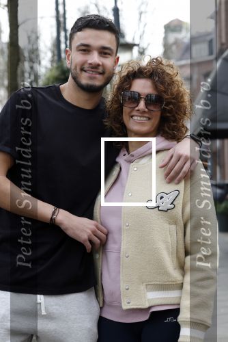 Amsterdam 16 maart 2022
Karin de Rooij met haar zoon Nigel op de cornelis schuytstraat