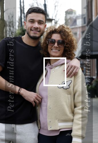 Amsterdam 16 maart 2022
Karin de Rooij met haar zoon Nigel op de cornelis schuytstraat