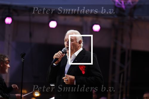 Venlo 8 september 2022
Marco Bakker geeft concert in de openlucht van Venlo . Ook reikt Thijs v Leer hem zijn nieuwe cd uit.