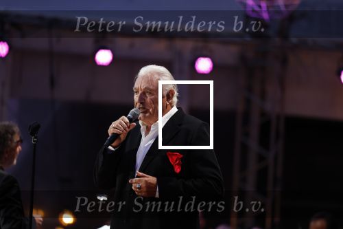Venlo 8 september 2022
Marco Bakker geeft concert in de openlucht van Venlo . Ook reikt Thijs v Leer hem zijn nieuwe cd uit.