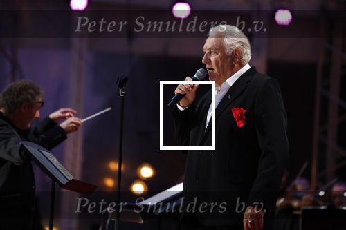 Venlo 8 september 2022
Marco Bakker geeft concert in de openlucht van Venlo . Ook reikt Thijs v Leer hem zijn nieuwe cd uit.