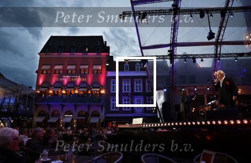 Venlo 8 september 2022
Marco Bakker geeft concert in de openlucht van Venlo . Ook reikt Thijs v Leer hem zijn nieuwe cd uit.