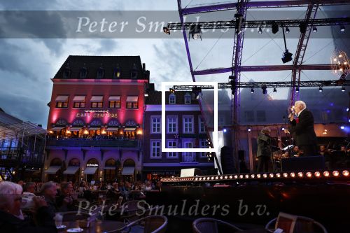 Venlo 8 september 2022
Marco Bakker geeft concert in de openlucht van Venlo . Ook reikt Thijs v Leer hem zijn nieuwe cd uit.