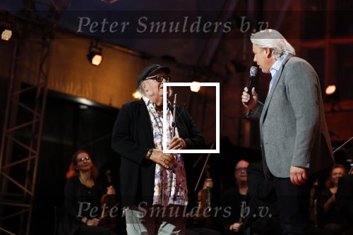 Venlo 8 september 2022
Marco Bakker geeft concert in de openlucht van Venlo . Ook reikt Thijs v Leer hem zijn nieuwe cd uit.