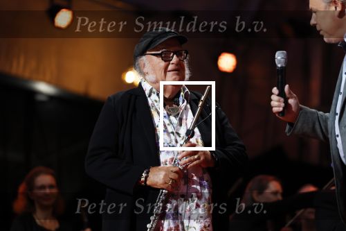 Venlo 8 september 2022
Marco Bakker geeft concert in de openlucht van Venlo . Ook reikt Thijs v Leer hem zijn nieuwe cd uit.