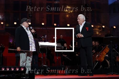 Venlo 8 september 2022
Marco Bakker geeft concert in de openlucht van Venlo . Ook reikt Thijs v Leer hem zijn nieuwe cd uit.