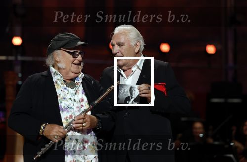 Venlo 8 september 2022
Marco Bakker geeft concert in de openlucht van Venlo . Ook reikt Thijs v Leer hem zijn nieuwe cd uit.