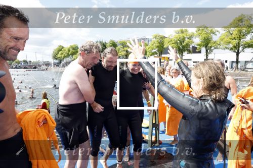 Amsterdam 28 augustus 2022
ALS Cityswim door de grachten van Amsterdam . Mari Carmen Oudendijk zwemt voor en met haar broer Carlos die aan ALS lijdt.