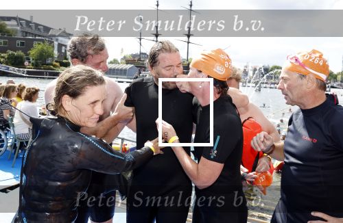 Amsterdam 28 augustus 2022
ALS Cityswim door de grachten van Amsterdam . Mari Carmen Oudendijk zwemt voor en met haar broer Carlos die aan ALS lijdt.