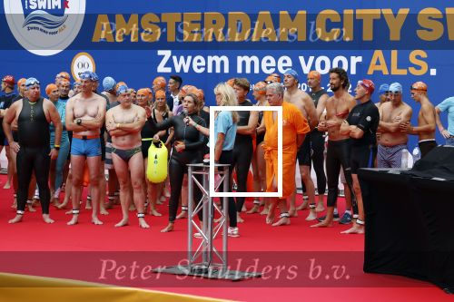 Amsterdam 28 augustus 2022
ALS Cityswim door de grachten van Amsterdam . Mari Carmen Oudendijk zwemt voor en met haar broer Carlos die aan ALS lijdt.
