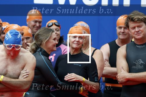 Amsterdam 28 augustus 2022
ALS Cityswim door de grachten van Amsterdam . Mari Carmen Oudendijk zwemt voor en met haar broer Carlos die aan ALS lijdt.