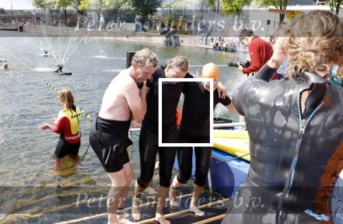 Amsterdam 28 augustus 2022
ALS Cityswim in de grachten van Amsterdam.
Marie Carmen Oudendijk zwemt met haar broer de cityswim .Haar broer heeft ALS