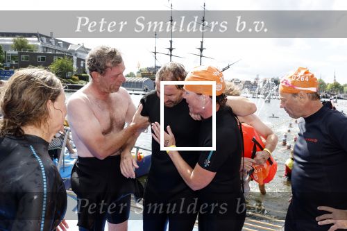 Amsterdam 28 augustus 2022
ALS Cityswim in de grachten van Amsterdam.
Marie Carmen Oudendijk zwemt met haar broer de cityswim .Haar broer heeft ALS