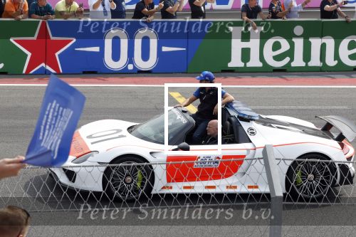 Zandvoort 4 september 2022
Nederlandse F1 Grand Prix op circuit Zandvoort.
Mark Wegh met Fernando Alonso in zijn electrische porsche