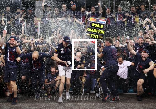 ABU DHABI, UNITED ARAB EMIRATES - DECEMBER 12: Race winner and 2021 F1 World Drivers Champion Max Verstappen of Netherlands and Red Bull Racing celebrates with his team after the F1 Grand Prix of Abu Dhabi at Yas Marina Circuit on December 12, 2021 in Abu Dhabi, United Arab Emirates. (Photo by Lars Baron/Getty Images) // Getty Images / Red Bull Content Pool  // SI202112120614 // Usage for editorial use only //