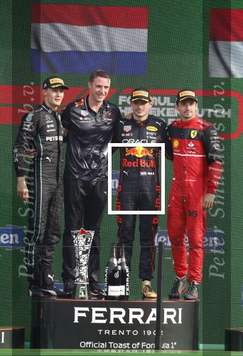 Zandvoort 4 september 2022
Nederlandse F1 Grand Prix op circuit Zandvoort.
Het podium met Max Verstappen 1e George Rusell 2e en Charles Leclerc 3e. Prins Bernhard reikt de prijzen uit.