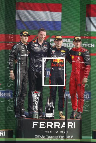 Zandvoort 4 september 2022
Nederlandse F1 Grand Prix op circuit Zandvoort.
Het podium met Max Verstappen 1e George Rusell 2e en Charles Leclerc 3e. Prins Bernhard reikt de prijzen uit.