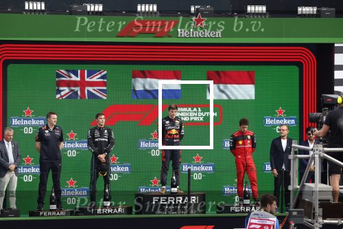 Zandvoort 4 september 2022
Nederlandse F1 Grand Prix op circuit Zandvoort.
Het podium met Max Verstappen 1e George Rusell 2e en Charles Leclerc 3e. Prins Bernhard reikt de prijzen uit.