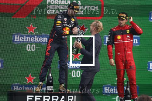Zandvoort 4 september 2022
Nederlandse F1 Grand Prix op circuit Zandvoort.
Het podium met Max Verstappen 1e George Rusell 2e en Charles Leclerc 3e. Prins Bernhard reikt de prijzen uit.