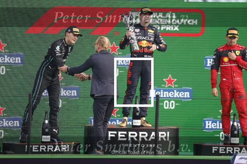 Zandvoort 4 september 2022
Nederlandse F1 Grand Prix op circuit Zandvoort.
Het podium met Max Verstappen 1e George Rusell 2e en Charles Leclerc 3e. Prins Bernhard reikt de prijzen uit.