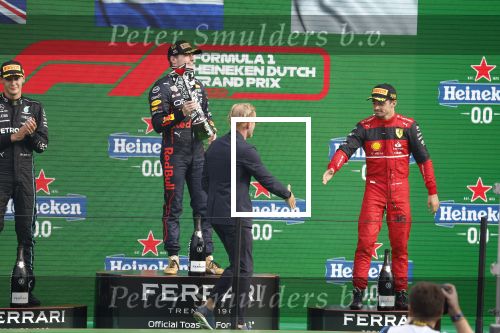 Zandvoort 4 september 2022
Nederlandse F1 Grand Prix op circuit Zandvoort.
Het podium met Max Verstappen 1e George Rusell 2e en Charles Leclerc 3e. Prins Bernhard reikt de prijzen uit.